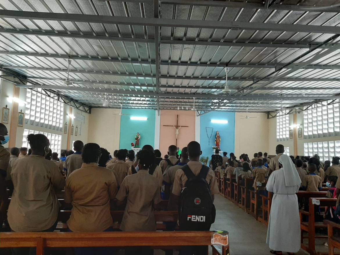 Les-éleves-pendant-la-Messe-chapelle-de-lécole-Notre-Dame-du-Rosaire-scaled.jpg